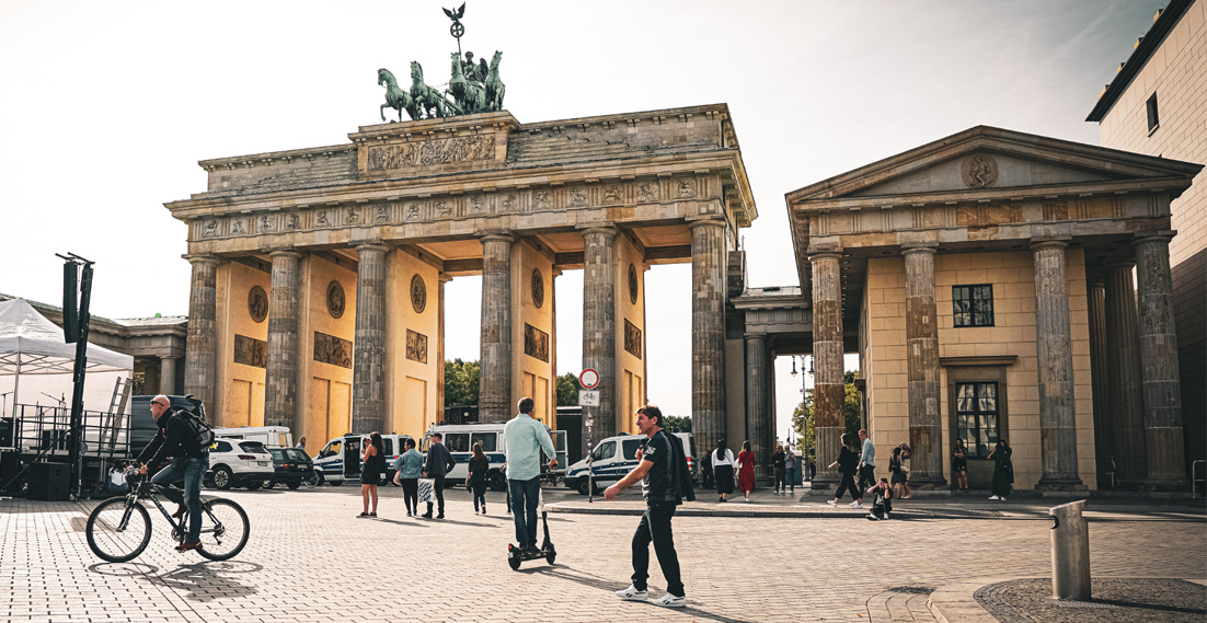 Jak połączyć podróżowanie z nauką języka niemieckiego? Dlaczego wart? Podpowiemy Ci 8 sposobów jak połączyć przyjemne z pożytecznym.